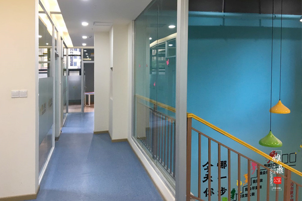 雅鼎公装培训学校装修设计案例：展飞培优培训学校装修楼梯过道实景